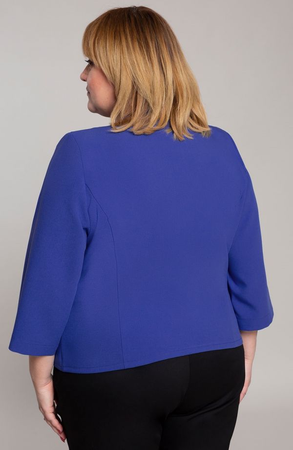 Zafírovo modré sako s originálnym prešívaním