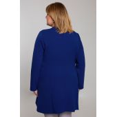 Zafírovo modry kabát v kravatovej farbe