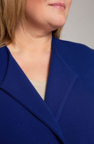 Nevädzovo modrý kabát s kravatou
