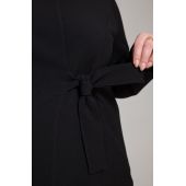 Čierny plášť s kravatou