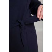 Tmavě modrý plášť s kravatou
