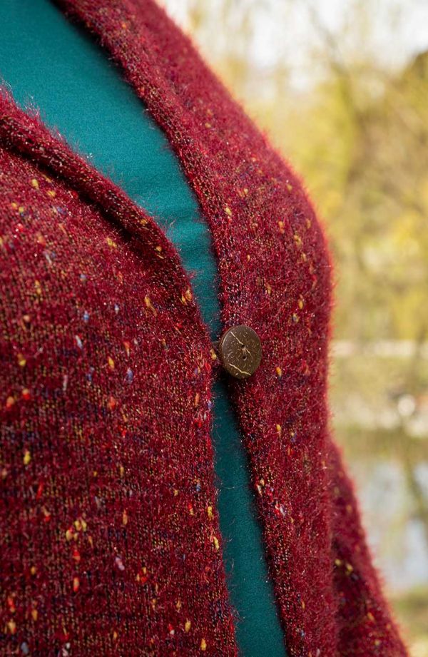 Dlhý sveter s kapucňou bordovej melanžovej farby