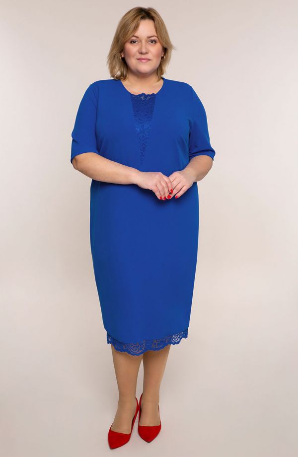 Zafírovo modry kostým s čipkovaným prehozom
