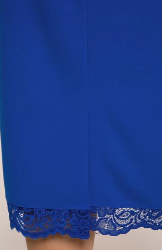 Nevädzovo modrý oblek s čipkovanou pelerínou