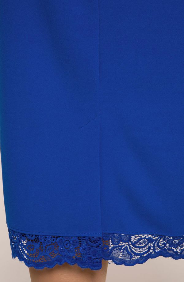 Zafírovo modry kostým s čipkovaným prehozom