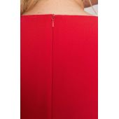 Elegantné červené šaty s brošňou