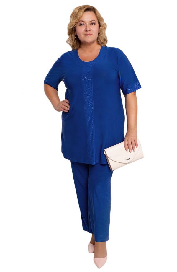 Zafírovo modry kostým s trblietavým pasom