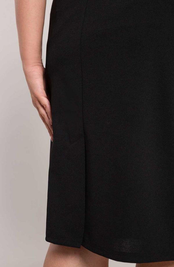 Jednoduchá klasická čierna sukňa