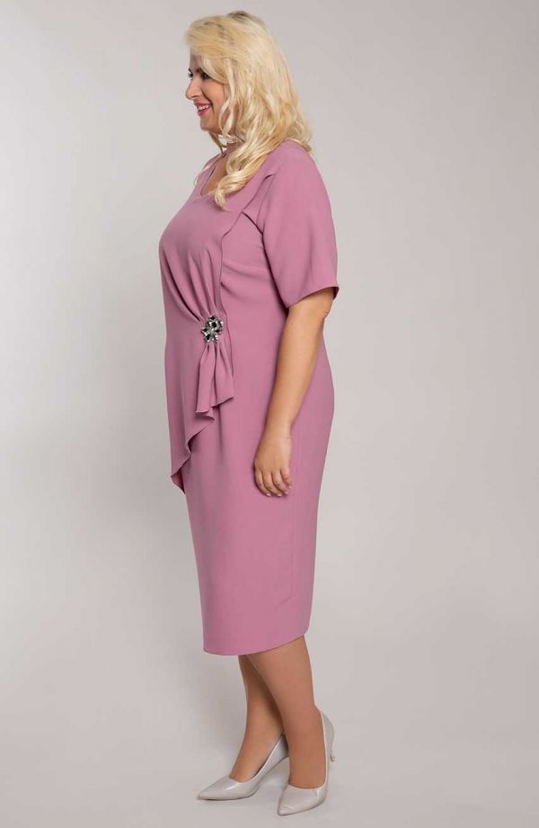 Elegantné fialové šaty s brošňou