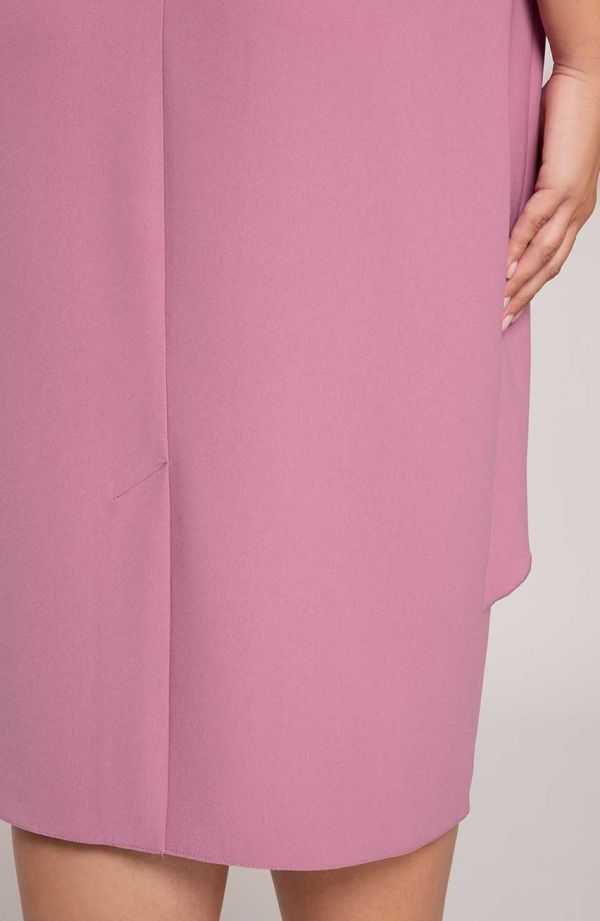 Elegantné fialové šaty s brošňou