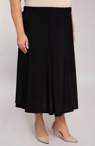 Roztiahnutá čierna sukňa na klin