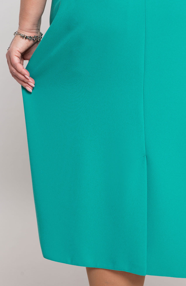 Elegantné celadónové šaty s brošňou
