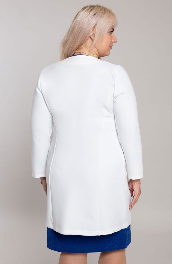 Elegantný biely kabát s gombíkom