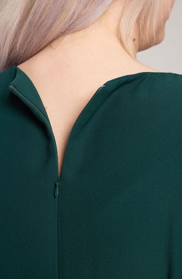 Elegantné zelené šaty s brošňou