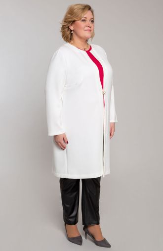 Biely mäkký kabátik s brošňou