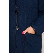Jednoduchý tmavomodrý kabát z bouclé