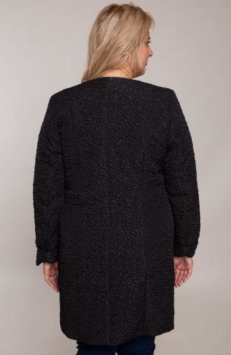 Čierny ľahký prešívaný kabát abstraktný vzor
