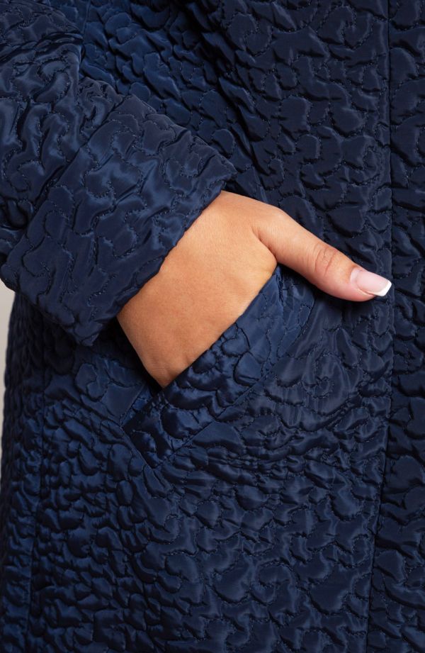 Tmavomodrý ľahký prešívaný kabát abstraktný vzor