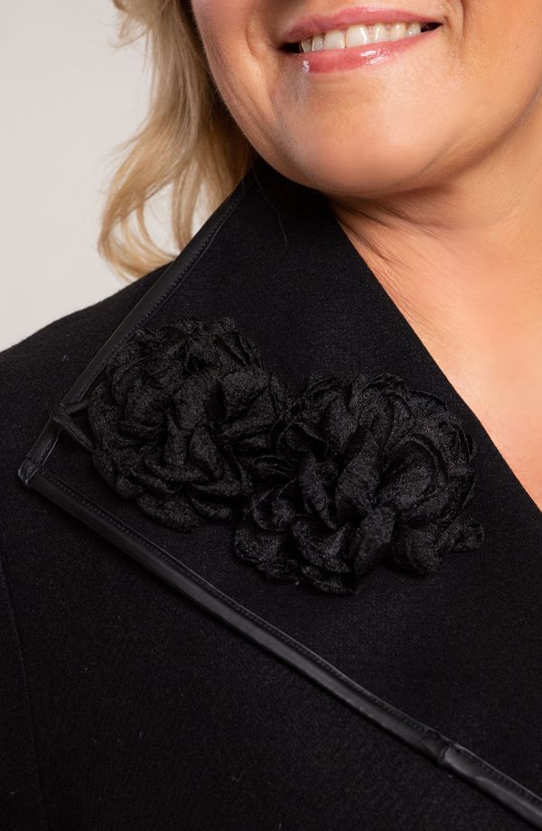 Texturovaný kabát kvetinová aplikácia