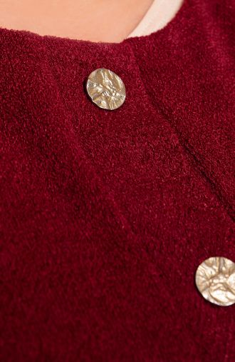 Bordový rozopinací sveter so zlatými gombíkmi