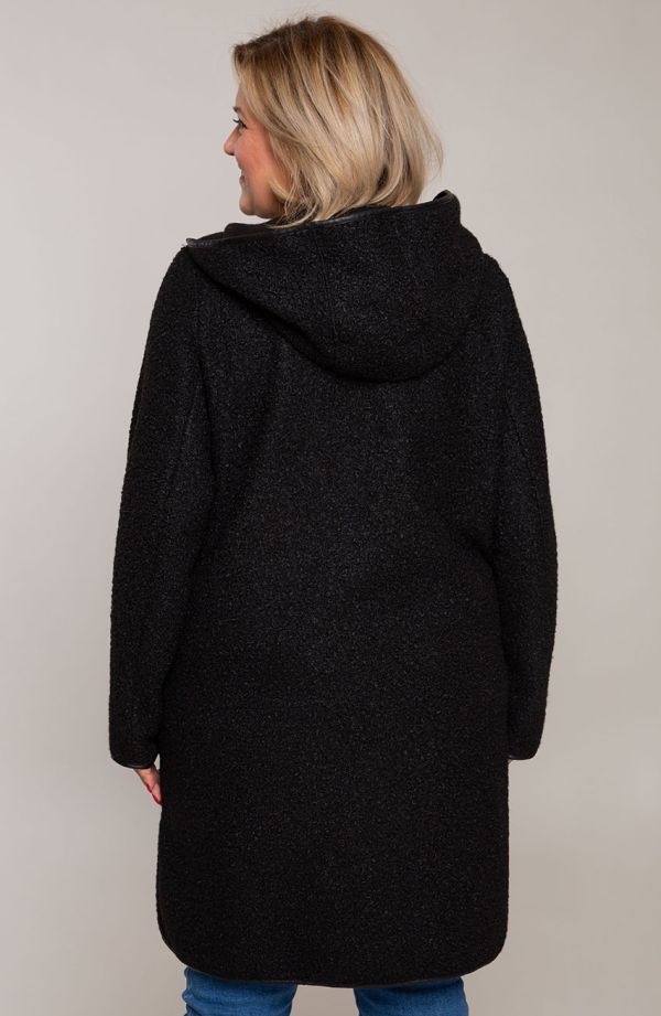 Jednoduchý čierny kabát z bouclé
