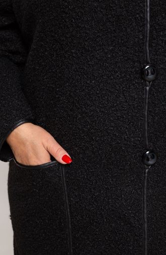 Jednoduchý čierny buklé kabát
