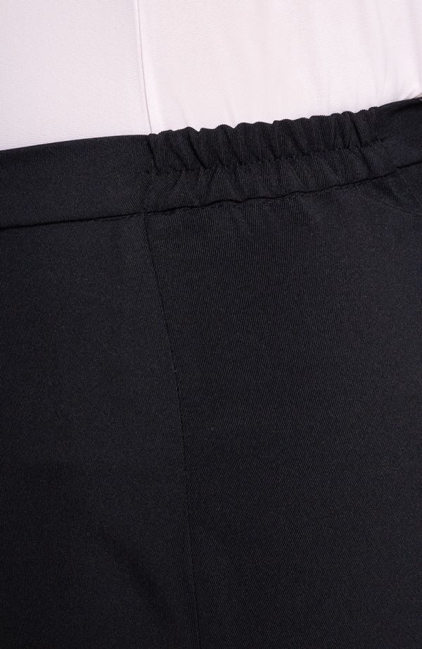 Elegantné čierne nohavice s pukmi