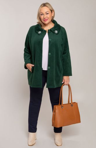 Zelený kabát s ozdobným golierom