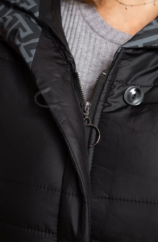 Čierna bunda s ozdobnou kapucňou