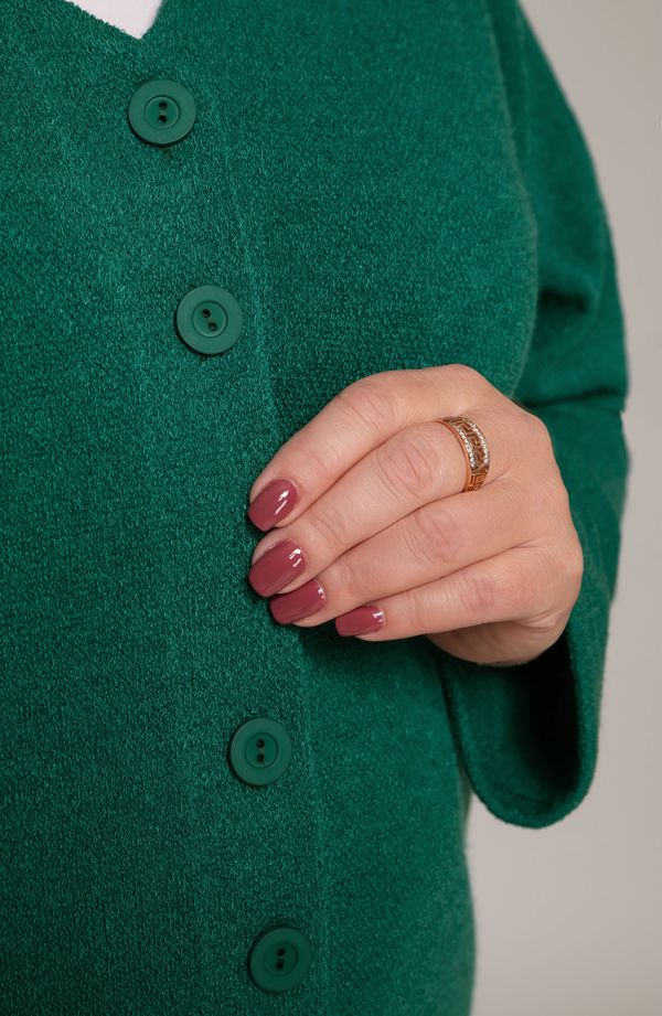Zielony sweter zapinany na guziki