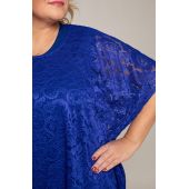 Zafírovo modry šaty s čipkovanou blúzkou