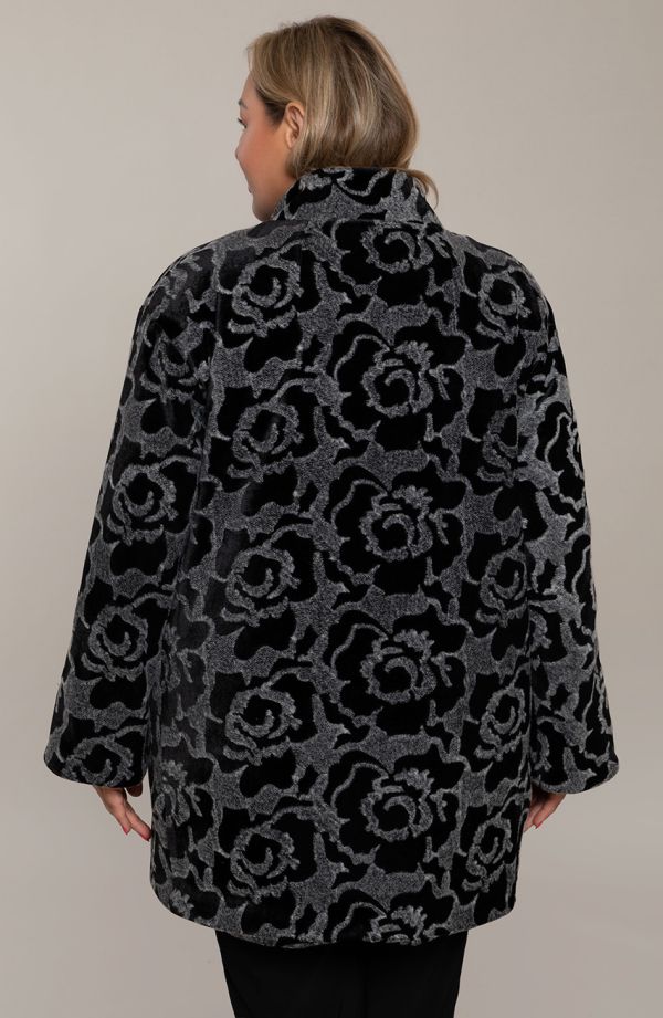 Elegantný kabát s čiernymi ružami