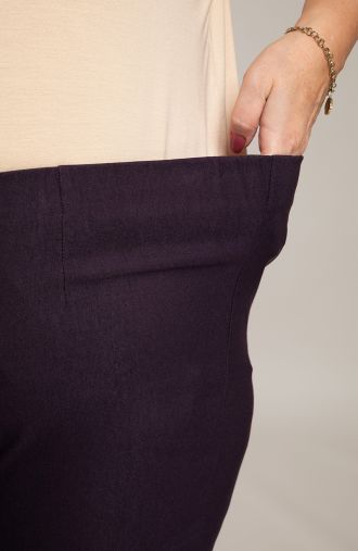 Dlhšie rovné nohavice v baklažánovej farbe