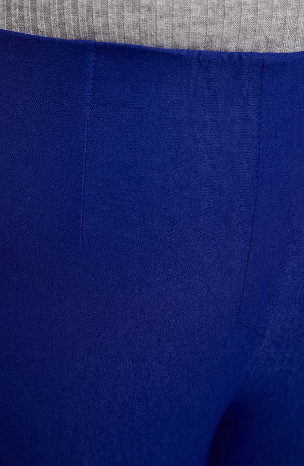 Dlhšie rovné nohavice v zafírovo modry farbe