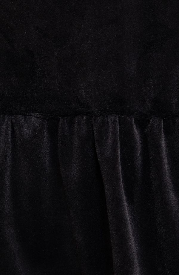 Velúrové čierne šaty s volánovým lemom