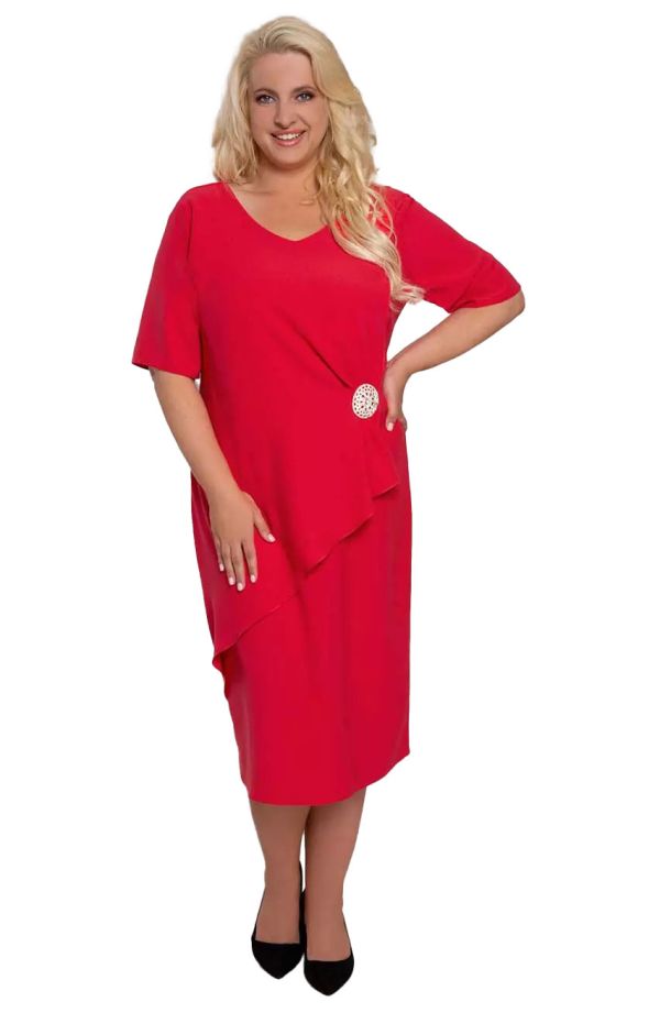 Elegantné červené šaty s brošňou