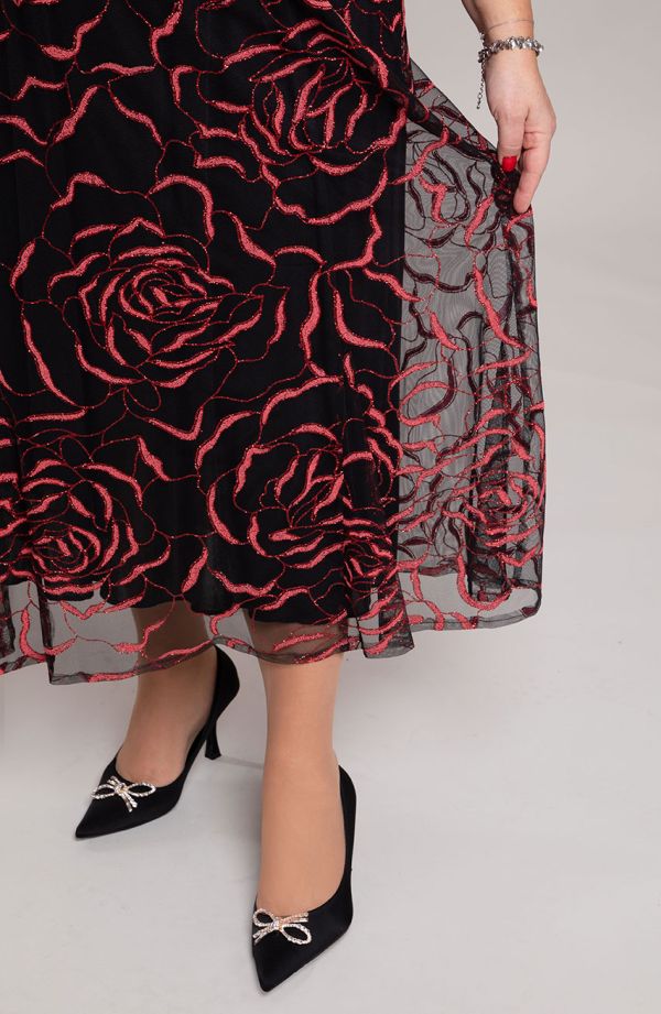 Dlhé brokátové šaty s červenou ružou