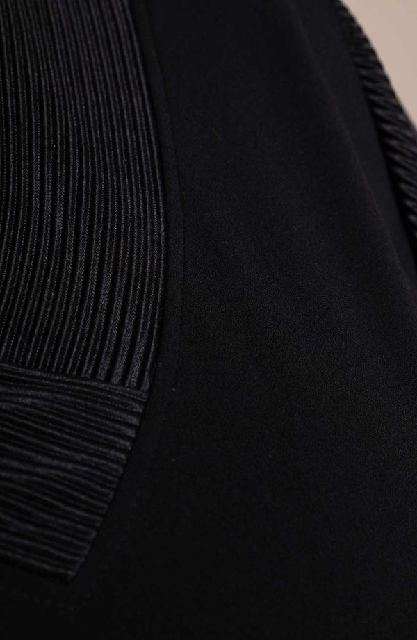 Čierna tunika s ozdobnými rukávmi