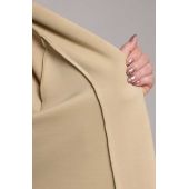 Béžové sako s brošňou
