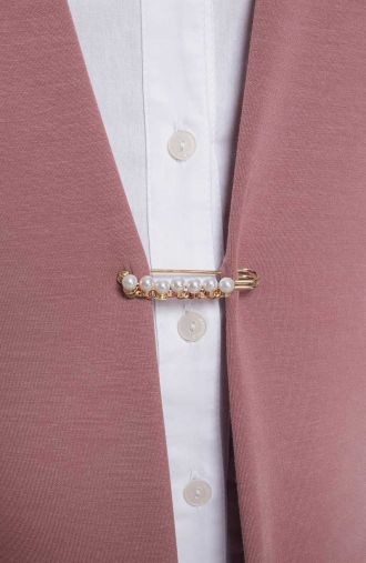 Ružové sako s brošňou