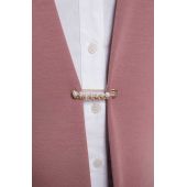 Ružové sako s brošňou