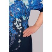 Jednoduché šaty s nevädzovo modrými kvetmi