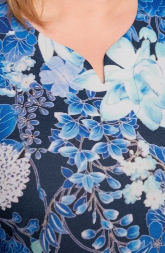 Jednoduché šaty s nevädzovo modrými kvetmi