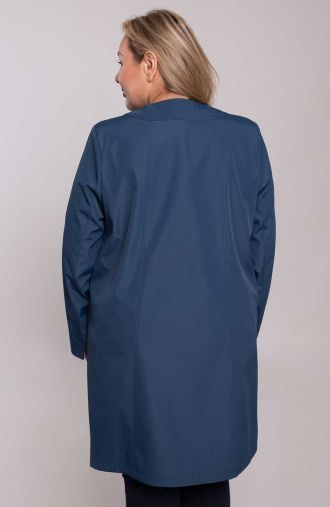 Elegantný kabát v námorníckej modrej