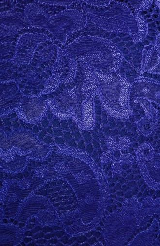 Zafírovo modré čipkované šaty květované