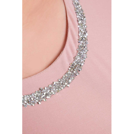 Ružová blúzka s náhrdelníkom s kamienkami