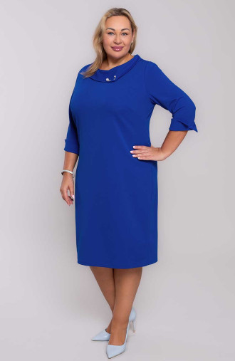 Nevädovo modré šaty s brošňou