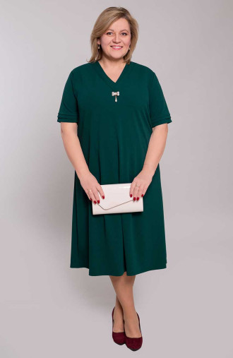 Zelené šaty s brošňou