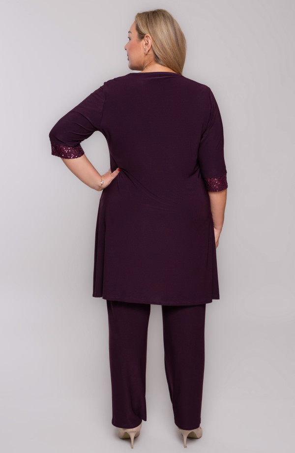 Elegantný fialový dámsky kostým s nohavicami a dlhšou tunikou a 3/4 rukávom na svadbu | Módne veľké veľkosti