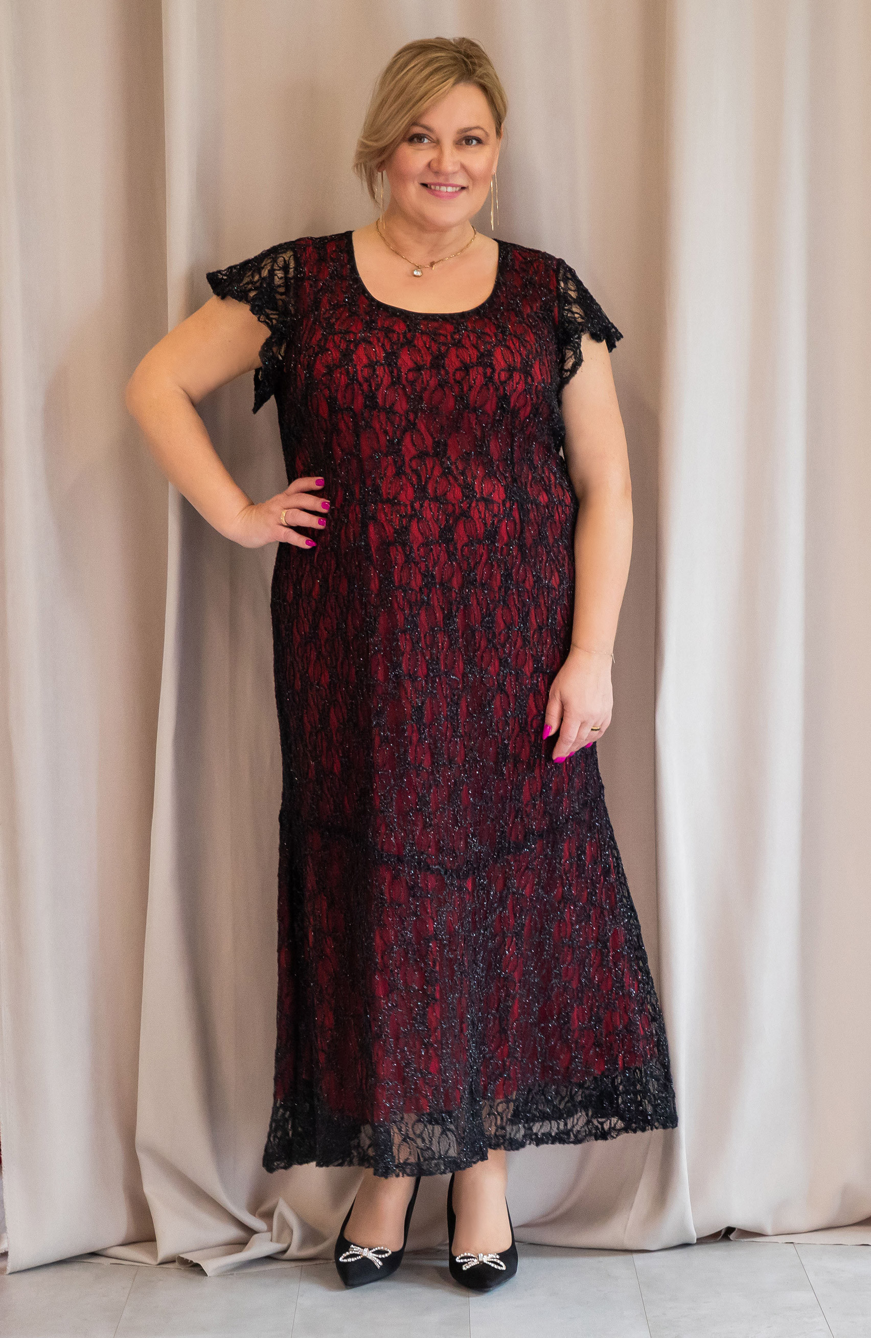 Dlhé čierne čipkované šaty s červenou podšívkou - pre plnoštíhle na svadbu | Fashion Large Sizes